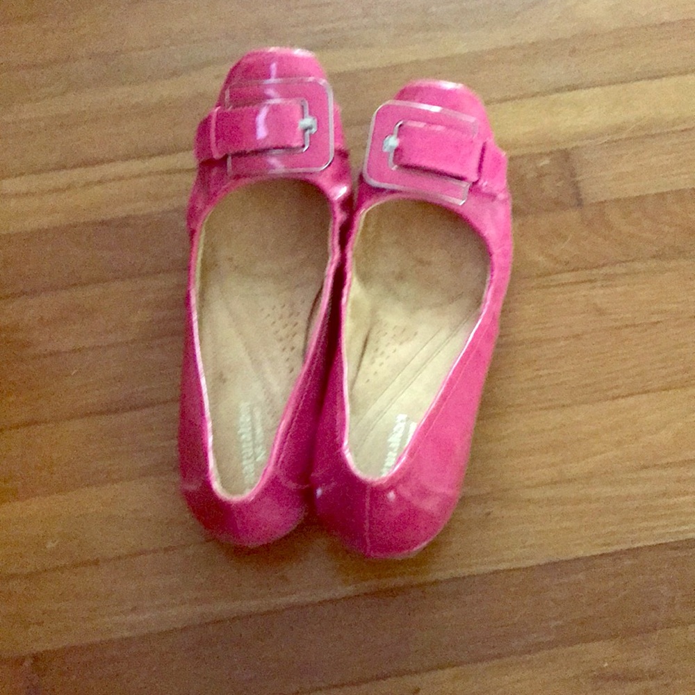 Naturalizer pink women’s flats.  Only worn once.